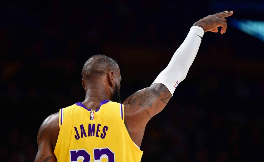 开云体育视频直播-凯尔特人险胜火箭，詹姆斯刷新纪录