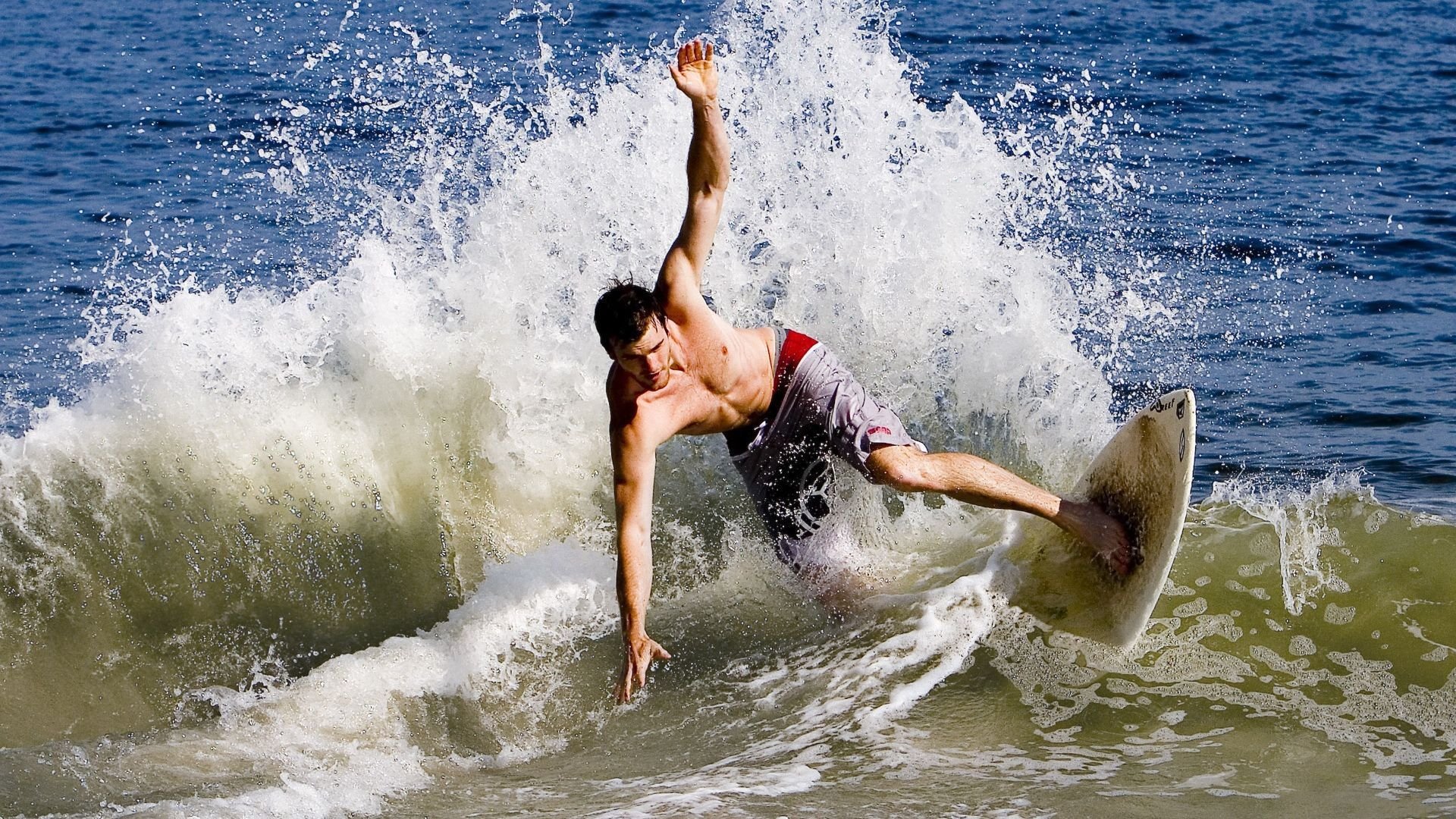 勒克莱尔关键制胜,迈凯伦横扫威廉姆斯,一场策略与勇气的双重奏